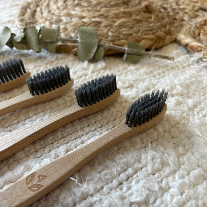 MINIHIP-ECO ∣ Ensemble de 4 brosses à dents en bambou et charbon