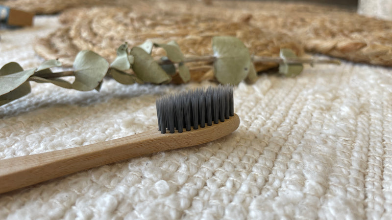 MINIHIP-ECO ∣ Ensemble de 4 brosses à dents en bambou et charbon